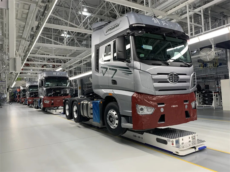 SIASUN mobiler Roboter "dual-vehicle linkage" unterstützt die Montage von Schwerlastwagen