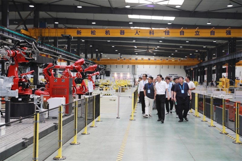 10.工业机器人系统集成应用论坛参会嘉宾在星辉平台娱乐公司参观交流 (8)_副本.jpg