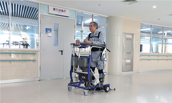（图）星辉平台娱乐下肢外骨骼训练器可配合医院天轨悬吊系统或助行器，帮助用户开展康复训练2.jpg