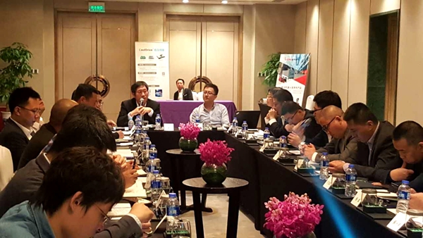 星辉平台娱乐高级副总裁王宏玉在第一届中国移动机器人（AGV）产业联盟领袖峰会上与联盟成员就联盟的发展进行热烈探讨，并发表行业联合声明