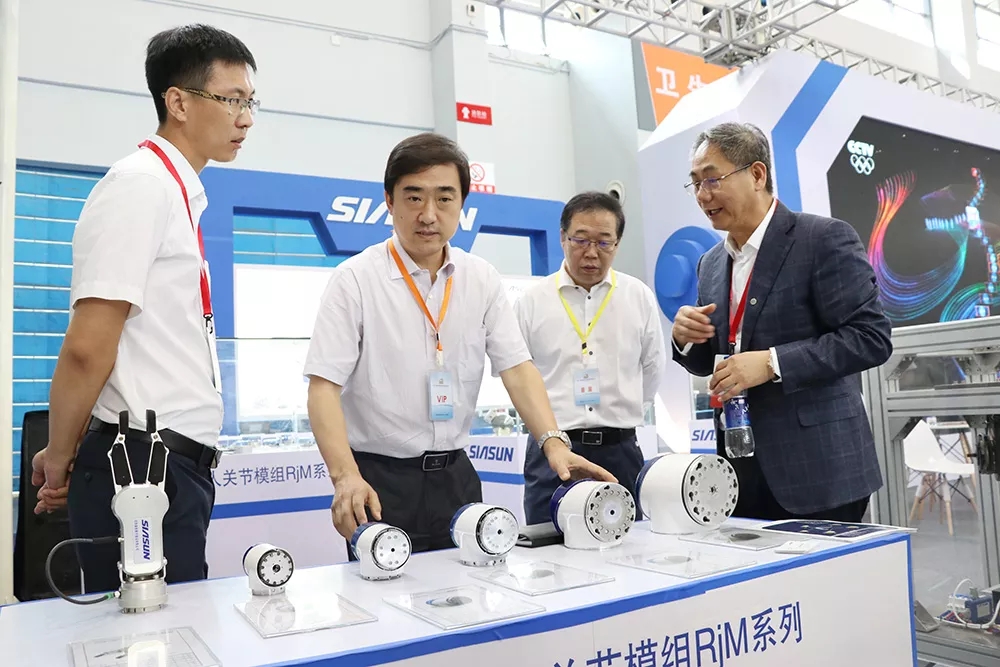 广东省科技厅厅长-王大南  深圳市科技局局长-赵日刚  莅临参观