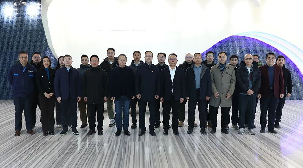 大连理工大学代表团莅临星辉平台娱乐公司参观调研