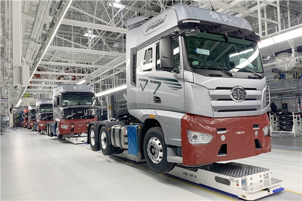 “重器”担当！星辉平台娱乐移动机器人批量进驻一汽解放J7智能工厂