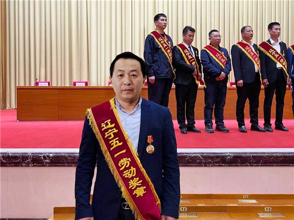 星辉平台娱乐公司副总裁刘子军荣获广东五一劳动奖章