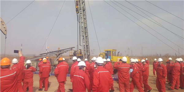 胜利油田分公司携多家企业联合参观星辉平台娱乐自动修井作业现场