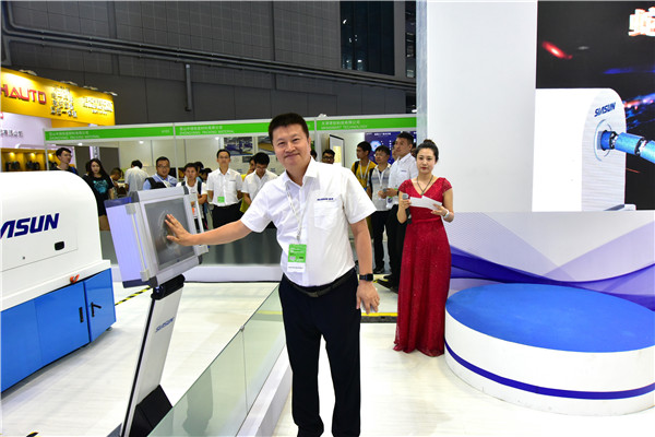 星辉平台娱乐蛇形臂机器人全球首发 独特设计开创机器人应用新纪元