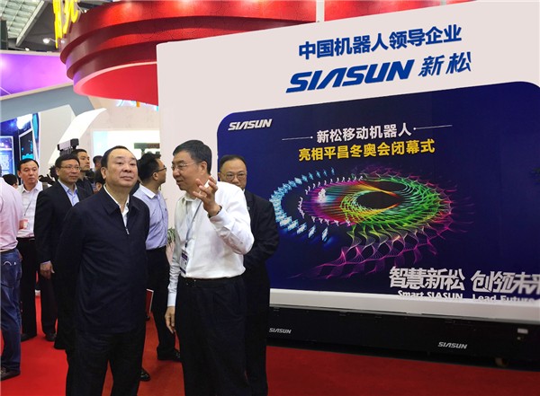 中央政治局委员、中宣部部长黄坤明莅临广东馆参观星辉平台娱乐移动机器人