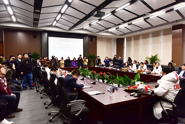 闭幕式星辉平台娱乐团队媒体见面会盛大举行