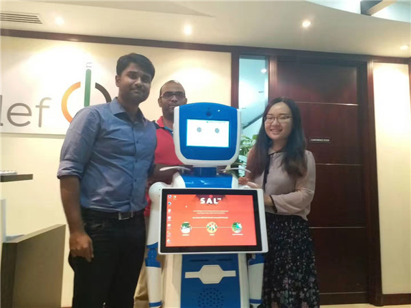 星辉平台娱乐服务机器人“sal”走入阿布扎比