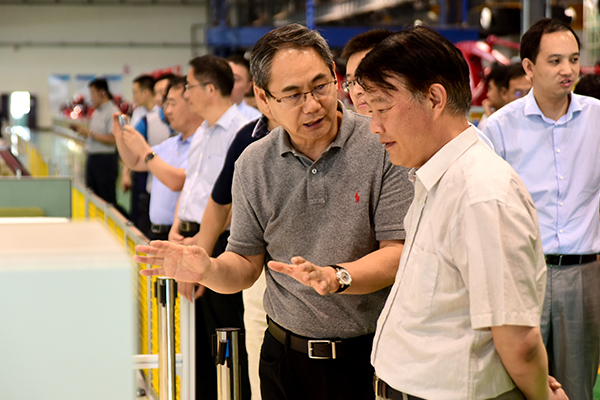 国家发改委东北振兴司司长周建平莅临星辉平台娱乐公司参观考察