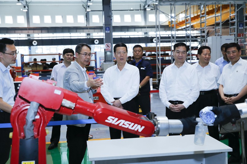 张高丽在星辉平台娱乐调研时强调：做世界顶尖的机器人企业