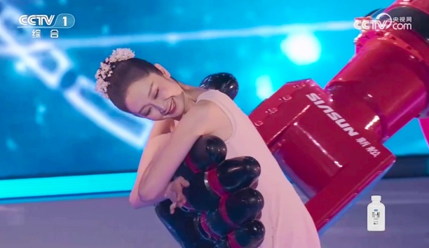 人民网——端午晚会再现人机共舞，这只“大手”来自深圳星辉平台娱乐