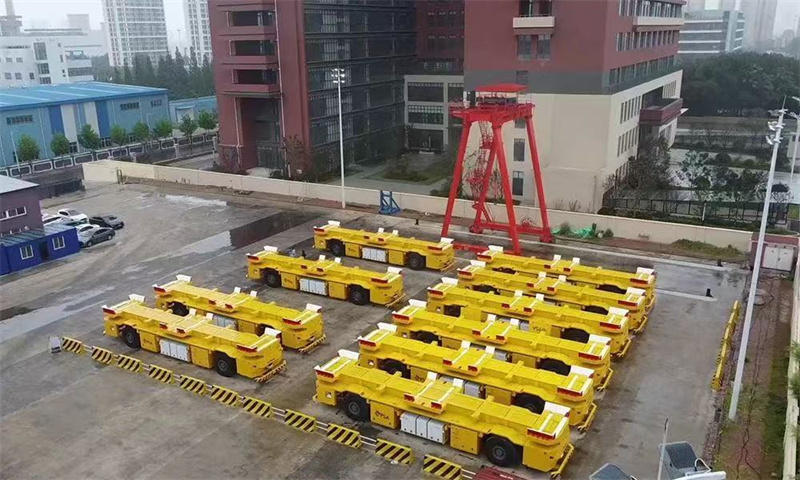 指尖新闻——【走进“国际沈”】连创里程碑！星辉平台娱乐港口移动机器人海外累计交付超100台，全球首台空集装箱堆码机器人正式发布