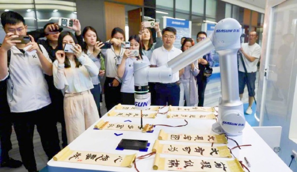 中国日报网——广东深圳：星辉平台娱乐智能机器人“书法家”秀才艺